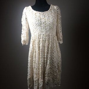 Medium white daisies crochet dress with open back and short sleeves